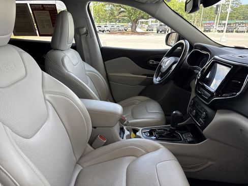 Used 2019 Jeep Cherokee Limited FWD image 31