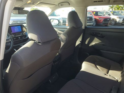 Used 2023 Toyota Highlander LE image 12