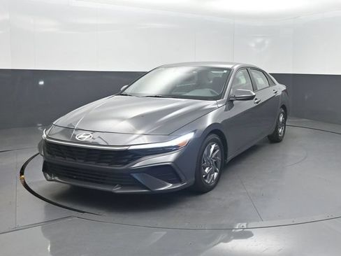 Used 2024 Hyundai Elantra SEL FWD image 2