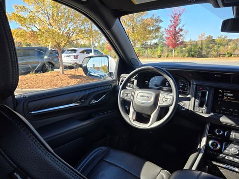 Used 2023 GMC Yukon Denali image 9