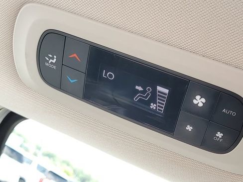 Used 2023 Chrysler Pacifica Touring-L FWD image 34