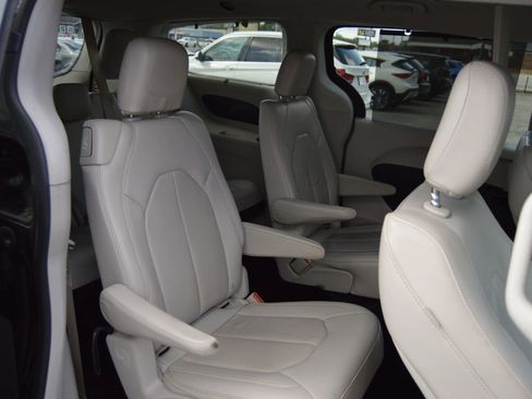 Used 2018 Chrysler Pacifica Touring-L w/ Tire & Wheel Group image 15