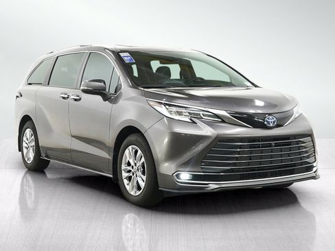 Used 2024 Toyota Sienna Limited AWD/4WD image 7