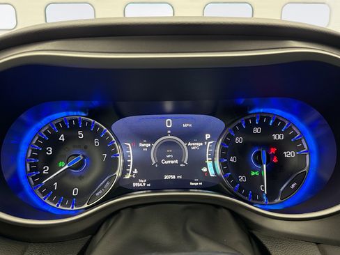 Used 2026 Chrysler Pacifica Select image 13