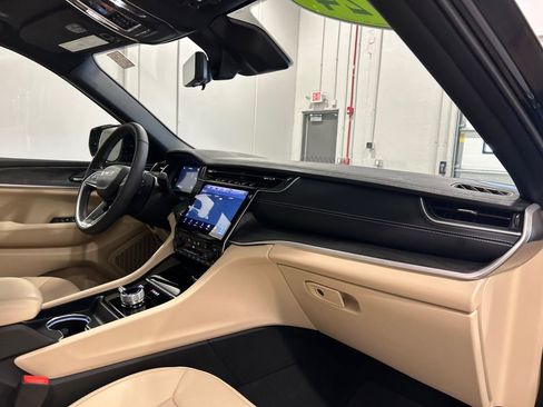 Used 2024 Jeep Grand Cherokee Limited w/ Luxury Tech Group II image 37