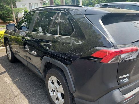 Used 2020 Toyota RAV4 XLE AWD/4WD image 4