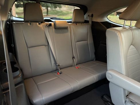 Used 2021 Toyota Highlander XLE FWD image 16