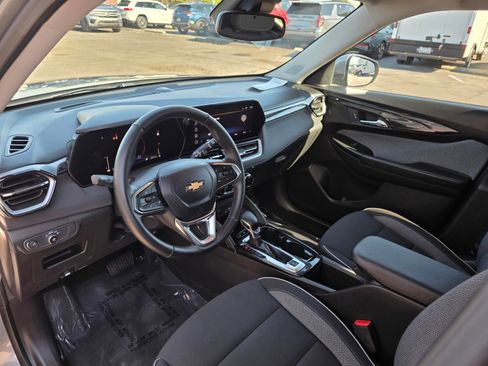 Used 2024 Chevrolet TrailBlazer LT w/ Convenience Package AWD/4WD image 2