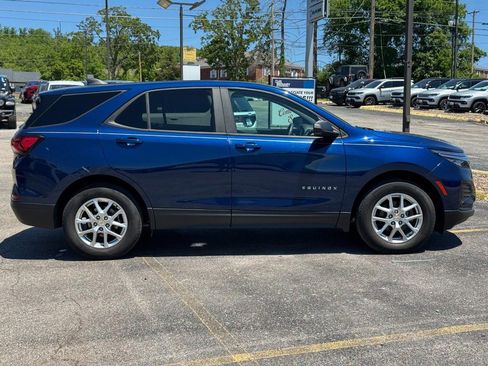 Used 2023 Chevrolet Equinox LS w/ LS Convenience Package FWD image 2