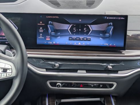 Used 2025 BMW X7 xDrive40i AWD/4WD image 17