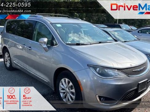 Used 2019 Chrysler Pacifica Touring-L FWD image 1