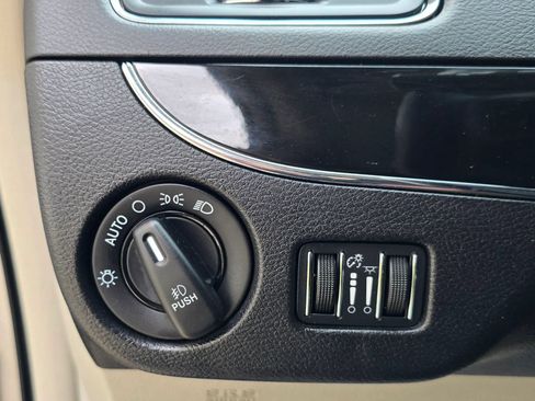 Used 2016 Chrysler Town & Country Limited FWD image 37