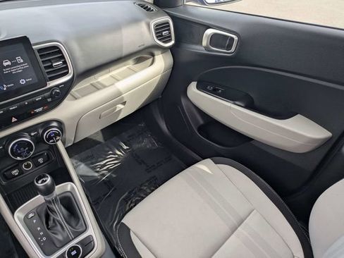 Used 2025 Hyundai Venue SEL image 17
