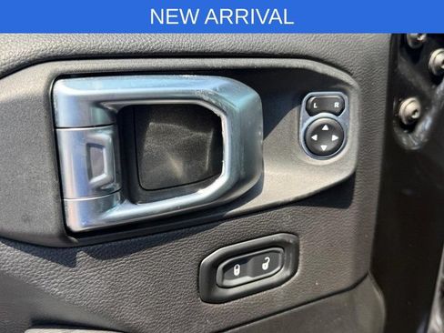Used 2022 Jeep Wrangler Unlimited Sahara AWD/4WD image 16