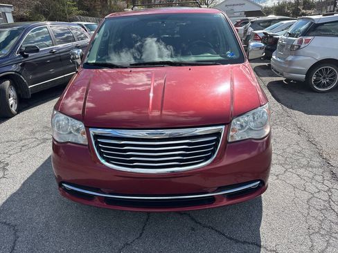Used 2014 Chrysler Town & Country Touring-L image 3