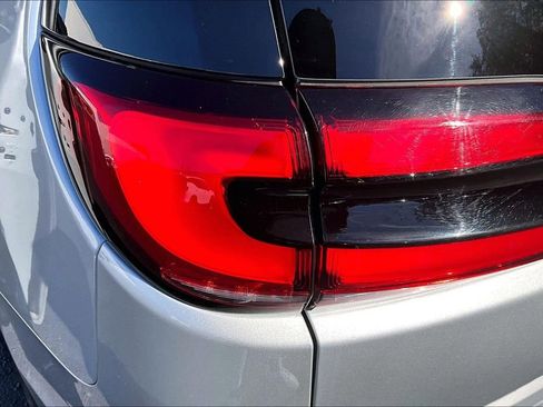 Used 2024 Chrysler Pacifica Touring-L image 21