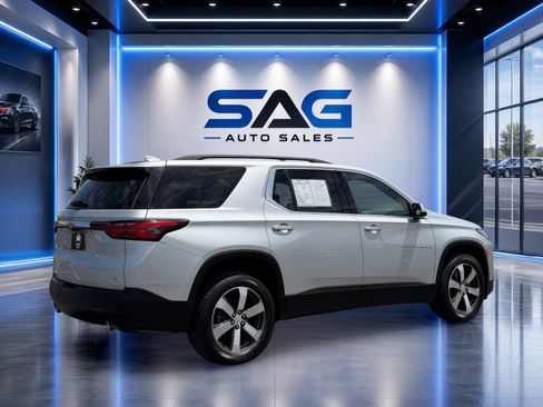 Used 2022 Chevrolet Traverse LT w/ LT Premium Package FWD image 4