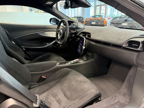 Used 2023 McLaren Artura RWD image 8