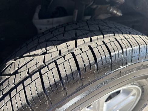 Used 2024 Jeep Grand Cherokee Laredo image 14