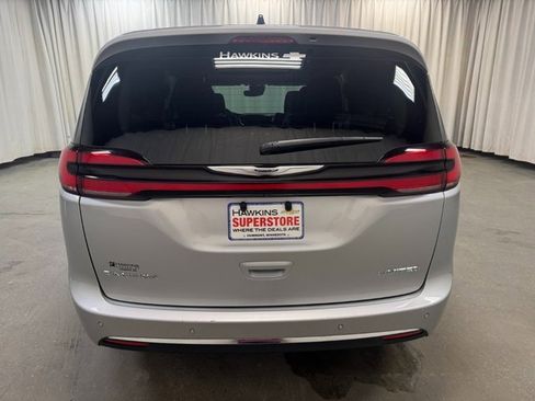 Used 2024 Chrysler Pacifica Limited image 5