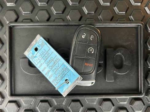 Used 2019 Jeep Cherokee Latitude Plus w/ Cold Weather Group AWD/4WD image 37