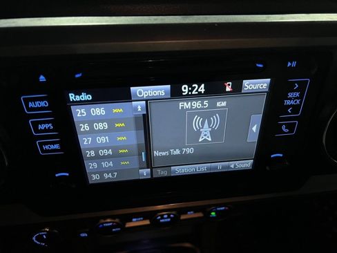 Used 2017 Toyota Tacoma TRD Sport image 31