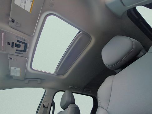 Used 2022 Toyota Sienna XLE FWD image 17