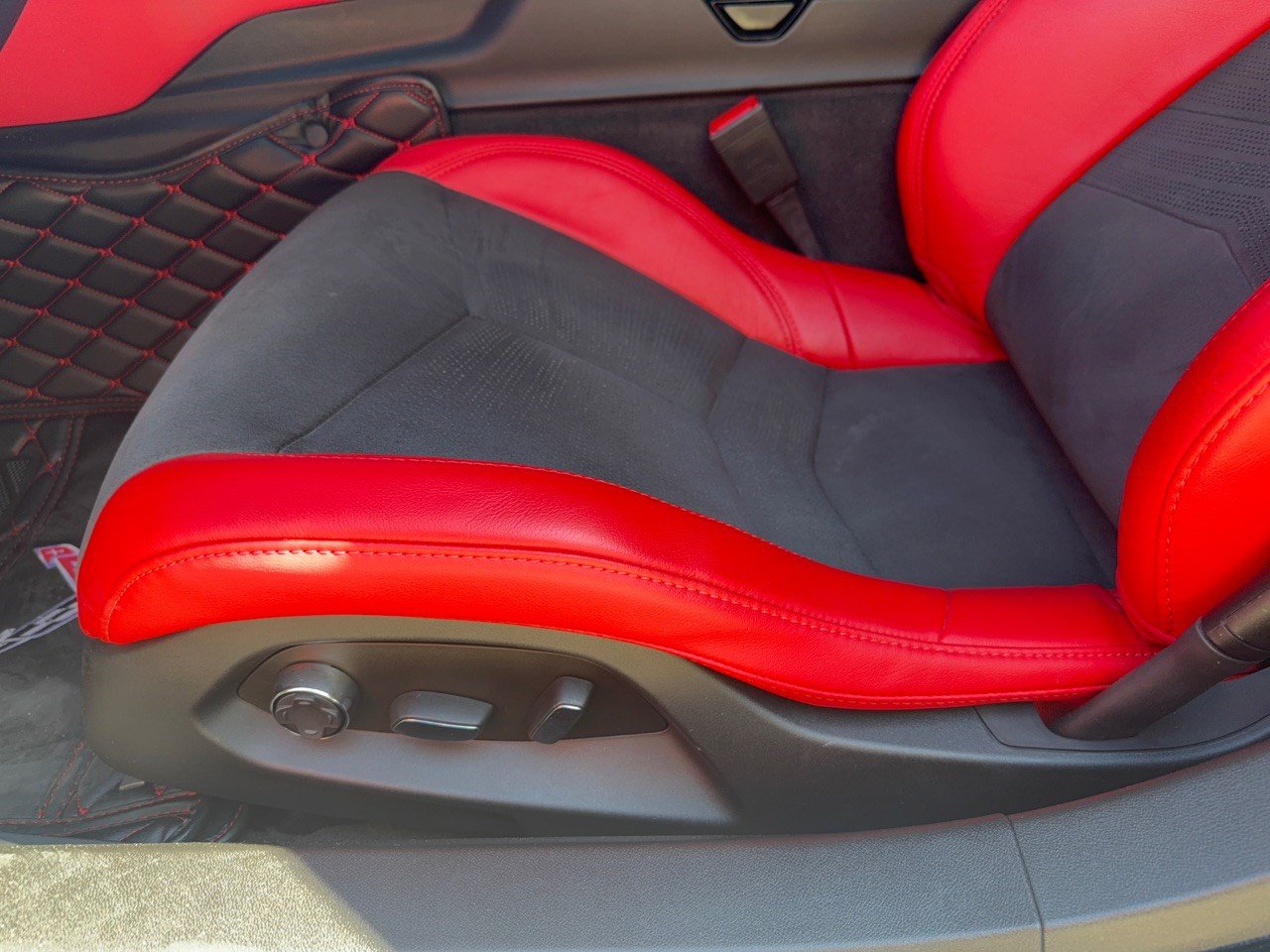 Used 2025 Chevrolet Corvette Z06 w/ Stealth Interior Trim Package RWD image 16
