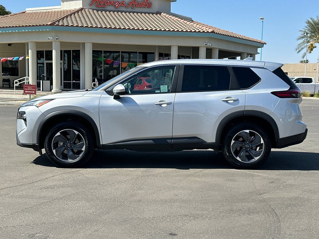 Used 2025 Nissan Rogue SV FWD image 2