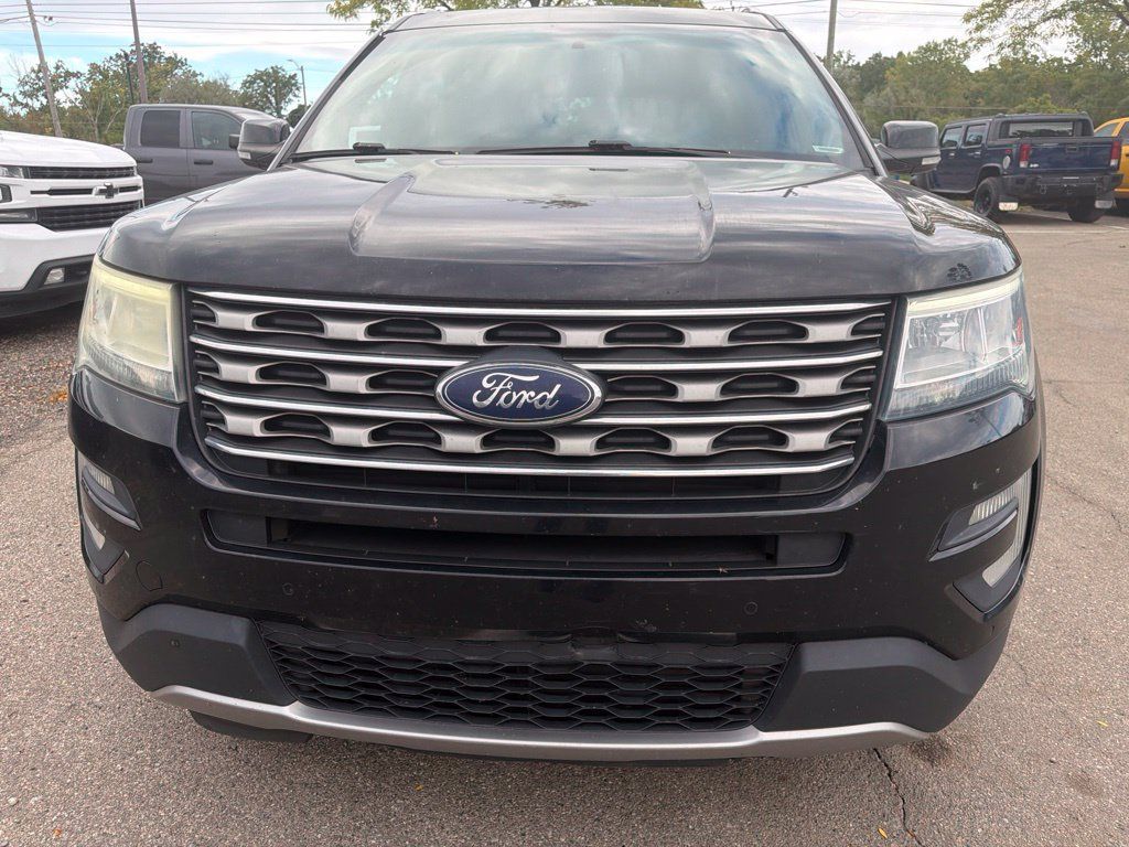 Used 2016 Ford Explorer XLT w/ Equipment Group 202A AWD/4WD image 2