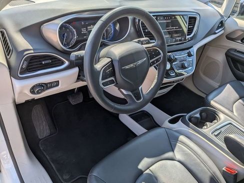 Used 2024 Chrysler Pacifica Touring-L image 11