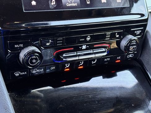 Used 2023 Jeep Grand Cherokee L Laredo image 17