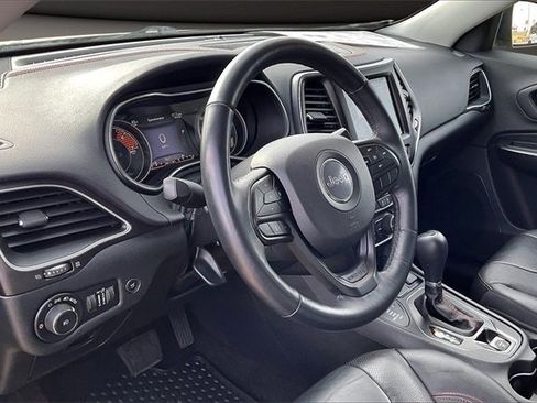 Used 2019 Jeep Cherokee Trailhawk image 12