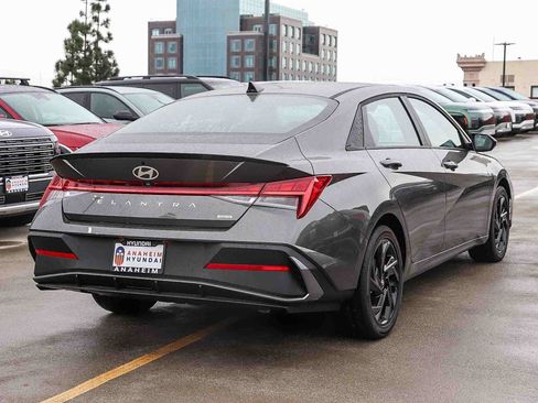 New 2026 Hyundai Elantra SEL FWD image 7