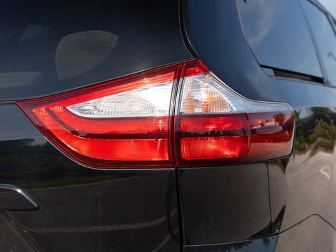 Used 2019 Toyota Sienna LE FWD image 14