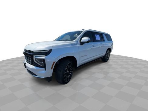 Certified 2025 Chevrolet Suburban High Country AWD/4WD image 4