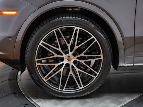 Used 2025 Porsche Cayenne image 10