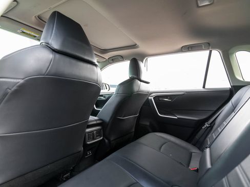 Used 2019 Toyota RAV4 XLE Premium w/ Cold Weather Package AWD/4WD image 19