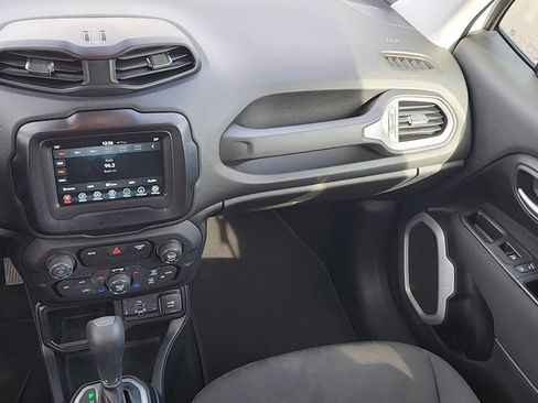 Used 2019 Jeep Renegade Latitude w/ Popular Equipment Group image 6