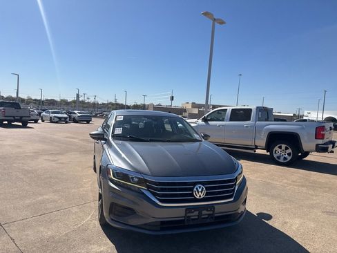 Used 2021 Volkswagen Passat 2.0T SE image 3