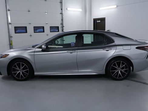 Used 2023 Toyota Camry SE image 4