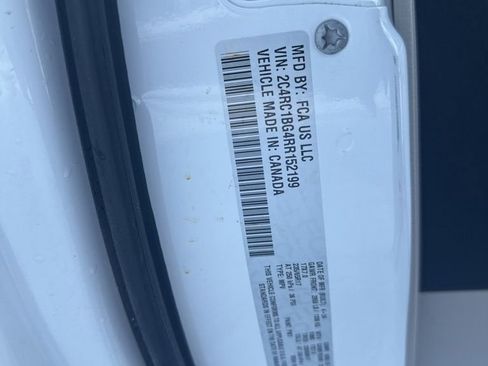 Used 2024 Chrysler Pacifica Touring-L image 17