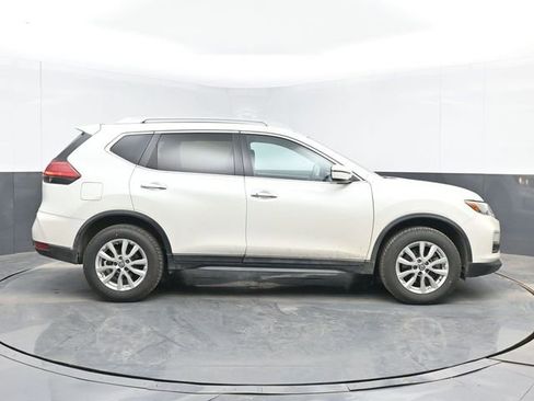 Used 2017 Nissan Rogue SV w/ SV Family Package image 11