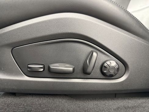 Certified 2025 Porsche Macan 4 Electric image 40