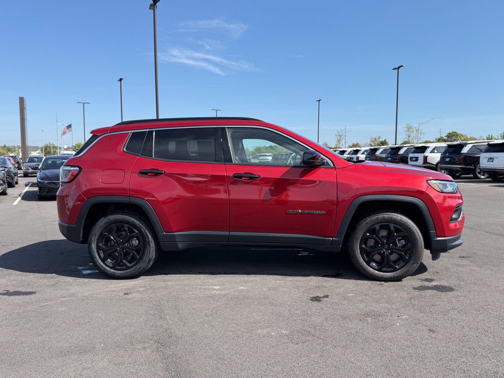 Used 2025 Jeep Compass Latitude w/ Sun & Sound Group AWD/4WD image 4