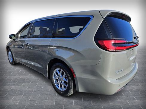 Used 2023 Chrysler Pacifica Touring-L image 5