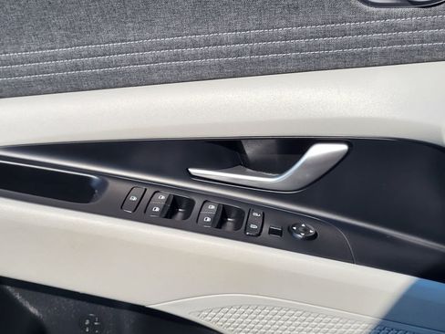 Used 2025 Hyundai Elantra Limited FWD image 14