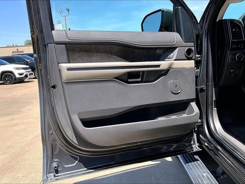 Used 2018 Ford Expedition Limited RWD image 21