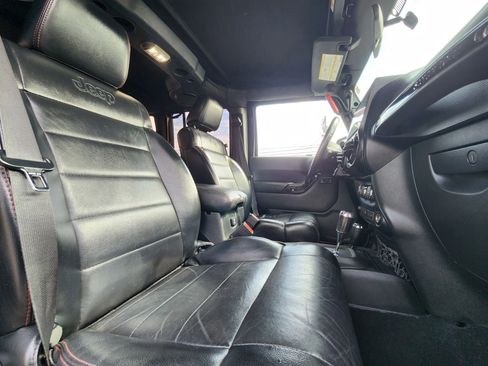 Used 2012 Jeep Wrangler Unlimited Sahara image 32