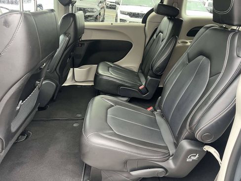 Used 2023 Chrysler Pacifica Touring-L FWD image 13